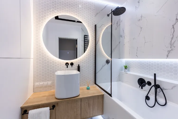 Badspiegel mit Beleuchtung kleines Badezimmer größer wirken lassen