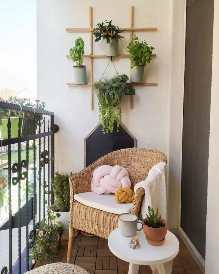 Balkon gemütlich einrichten und schön bepflanzen vertikaler Garten