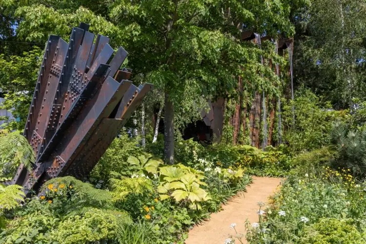 Chelsea Flower Show 2022 - Futuristische Gartenskulpturen im Building the Future von Sarah Eberle mit Wasserfall und Pool