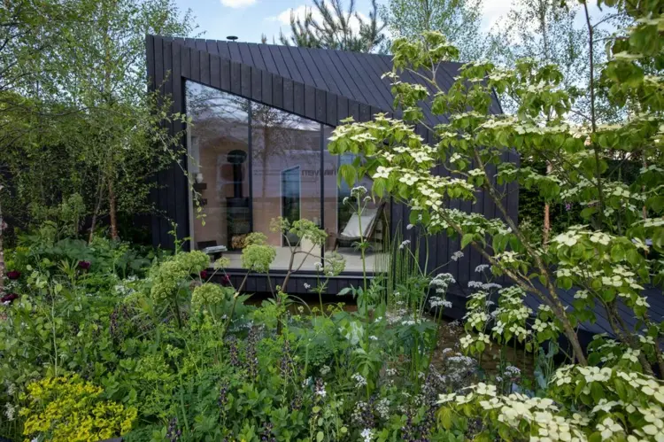 Chelsea Flower Show 2022 - Garden Sanctuary Hamptons von Tony Woods mit modernem Gartenhaus mit Glasfronten
