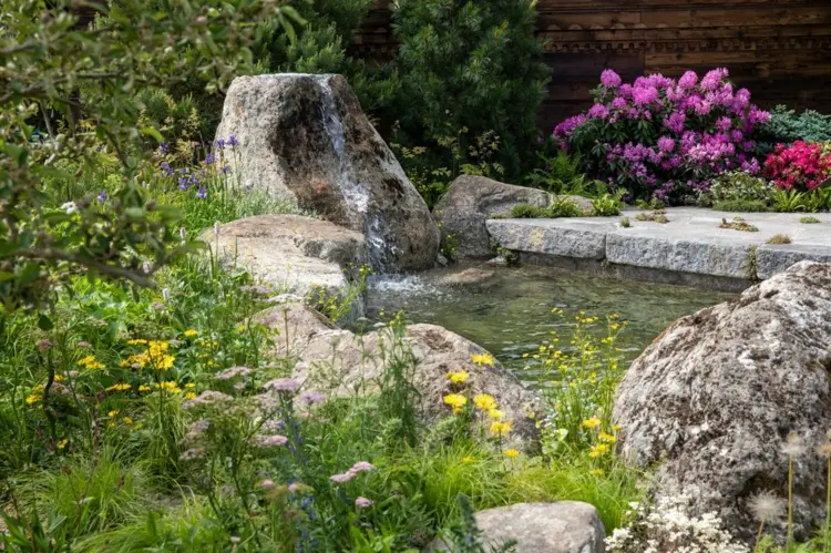 Chelsea Flower Show 2022 - Garten von Lilly Gomm mit Wasserfall und Teich imitiert die Alpen