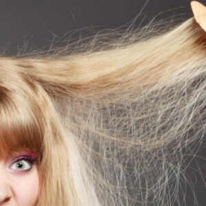 Um kaputt blondierte Haare retten zu können, Chlor vermeiden