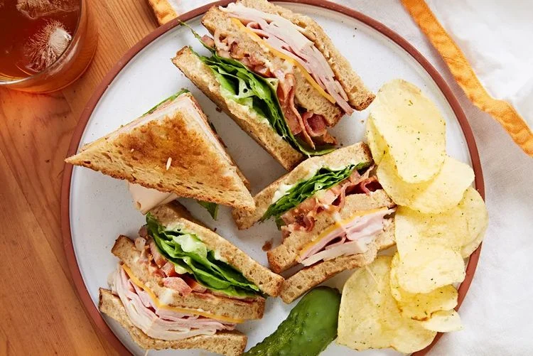 Club-Sandwich zubereiten - schnelle Rezepte für Picknick