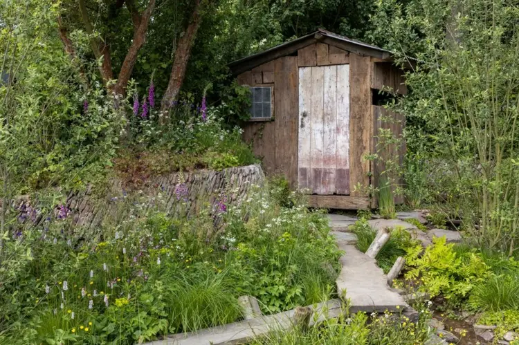 Cottage-Garten A Rewilding Britain Landscape von Lulu Urquhart und Adam Hunt mit Wildblumen