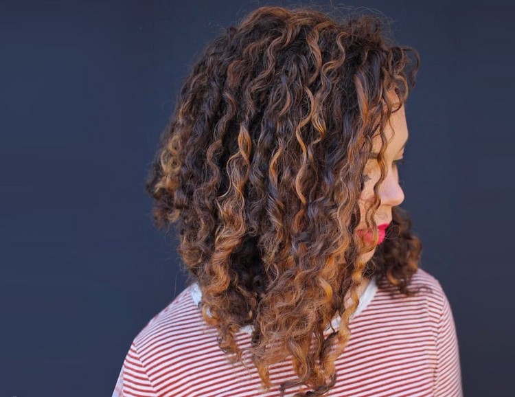 Curly Lob Haarschnitte für Frauen mit lockigem Haar