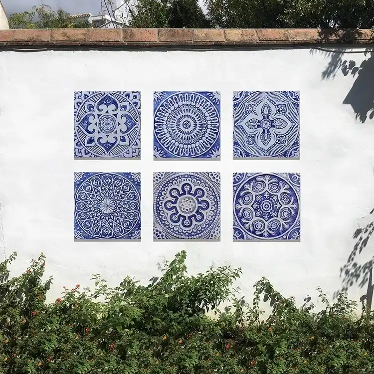 Dekorative Fliesen in Blau-Weiß anstelle von Bildern für die Wand