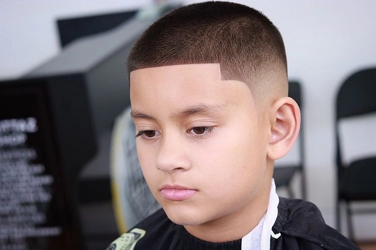 Den Boxerschnitt-Frisur für Kinder sollte nur ein Profi rasieren