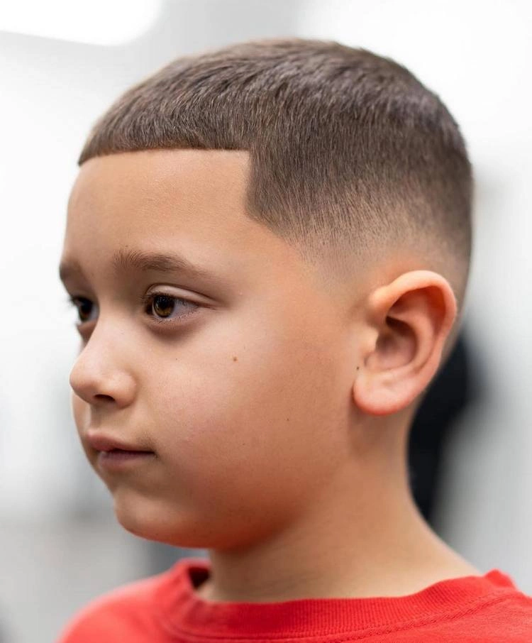 Der Boxerschnitt-Frisur für Kinder ist pflegeleicht