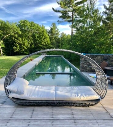 Ein stylisches Daybed - die perfekte Ergänzung zum Poolbereich