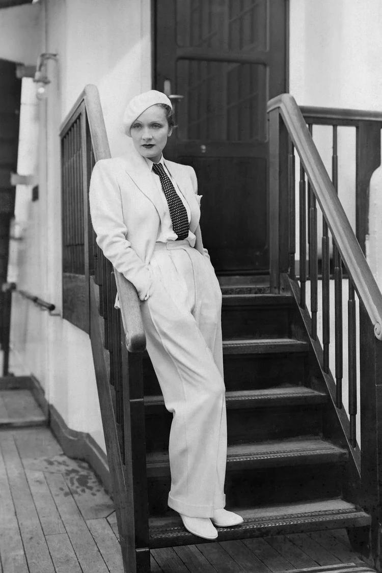 Eines der frühesten Fotos einer Dame in Hosenanzug zeigt die Hollywood-Schauspielerin Marlene Dietrich im Jahr 1963