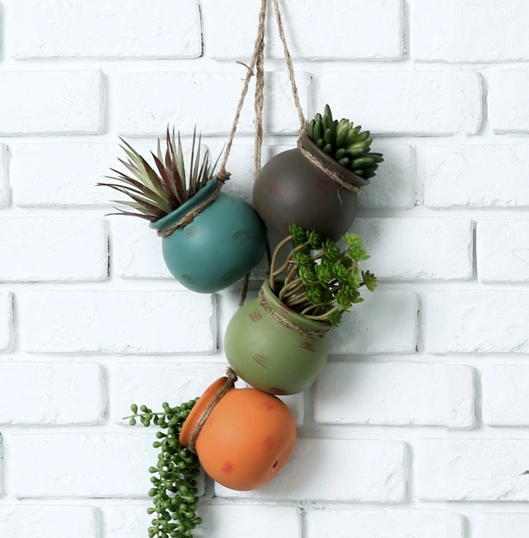 Einfache Dekoideen für Wände draußen - Tontöpfe bepflanzen und in Gruppen aufhängen