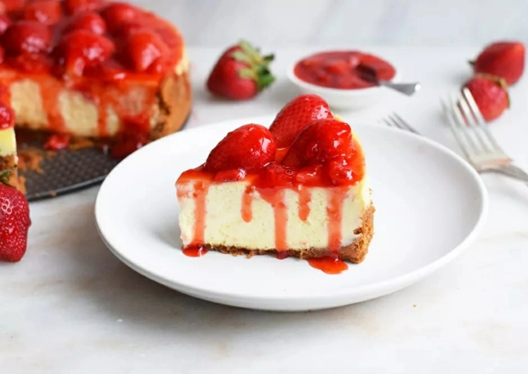 Erdbeer-Cheesecake mit Keksboden und Topping selber backen