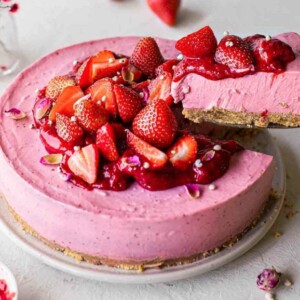Erdbeer-Cheesecake ohne Backen mit hellem Keksboden statt Oreo