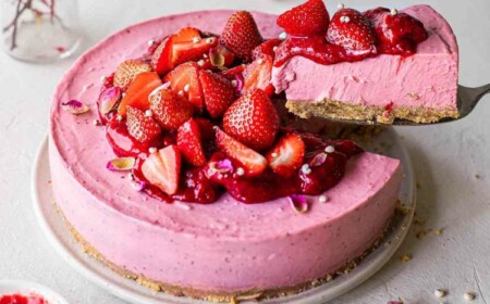 Erdbeer-Cheesecake ohne Backen mit hellem Keksboden statt Oreo