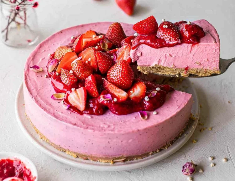Erdbeer-Cheesecake ohne Backen mit hellem Keksboden statt Oreo