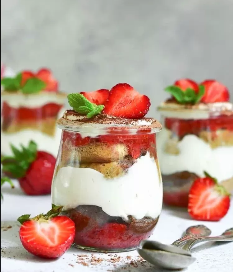 Erdbeer Rhabarber Tiramisu im Glas kalorienarme Desserts Rezepte