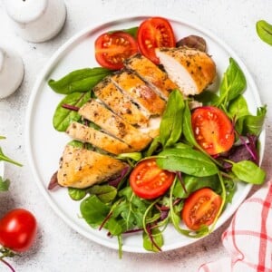 Fitness Salat mit Hähnchenfilet als Hauptgericht zum Abnehmen