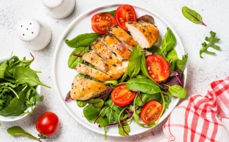 Fitness Salat mit Hähnchenfilet als Hauptgericht zum Abnehmen