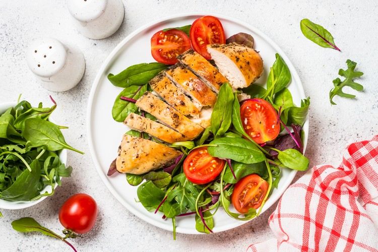 Fitness Salat mit Hähnchenfilet als Hauptgericht zum Abnehmen
