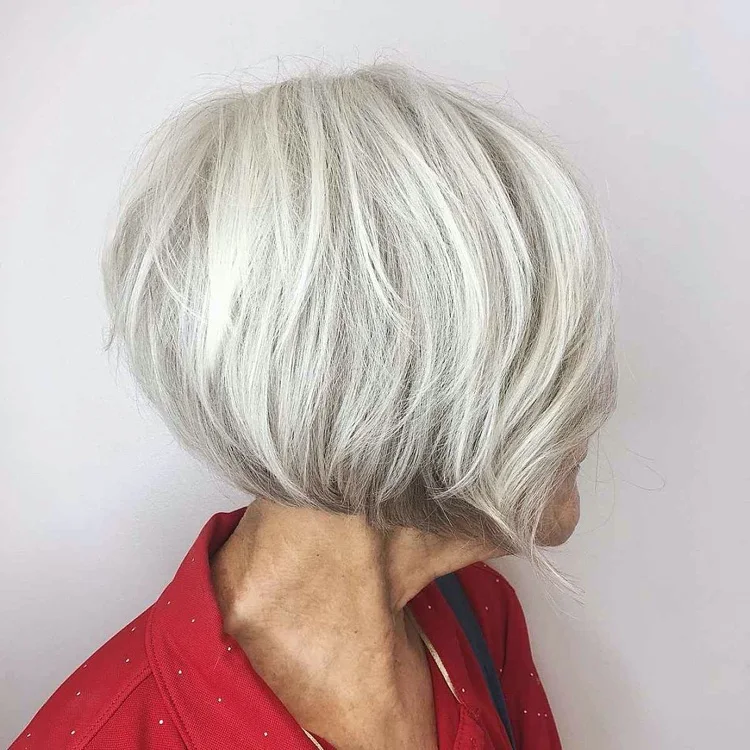 Flotte Frisuren für graue Haare ab 60 kurzer Bob gestuft