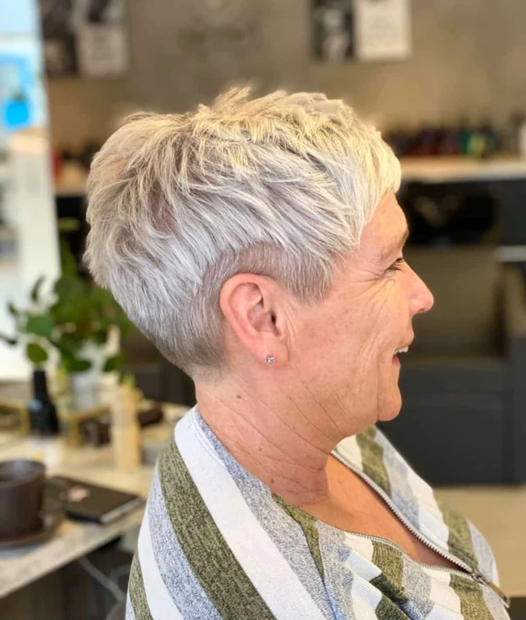 Frecher Pixie mit Undercut für graue Haare ab 60