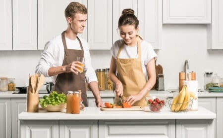 Frische Mahlzeiten zusammen zubereiten gesund mit Spaß