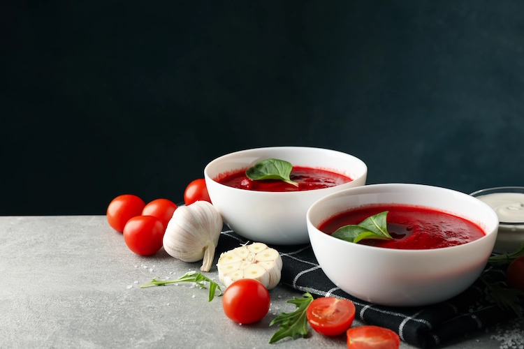 Frische Suppe zum Mittagessen mit Tomaten, Paprika, Knoblauch