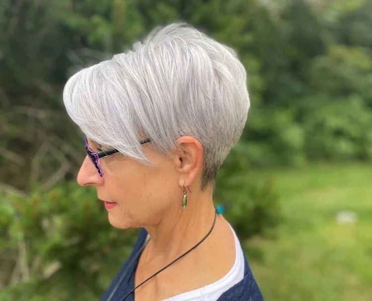 Frisuren für graue Haare ab 60 mit Brille Pixie langes Deckhaar