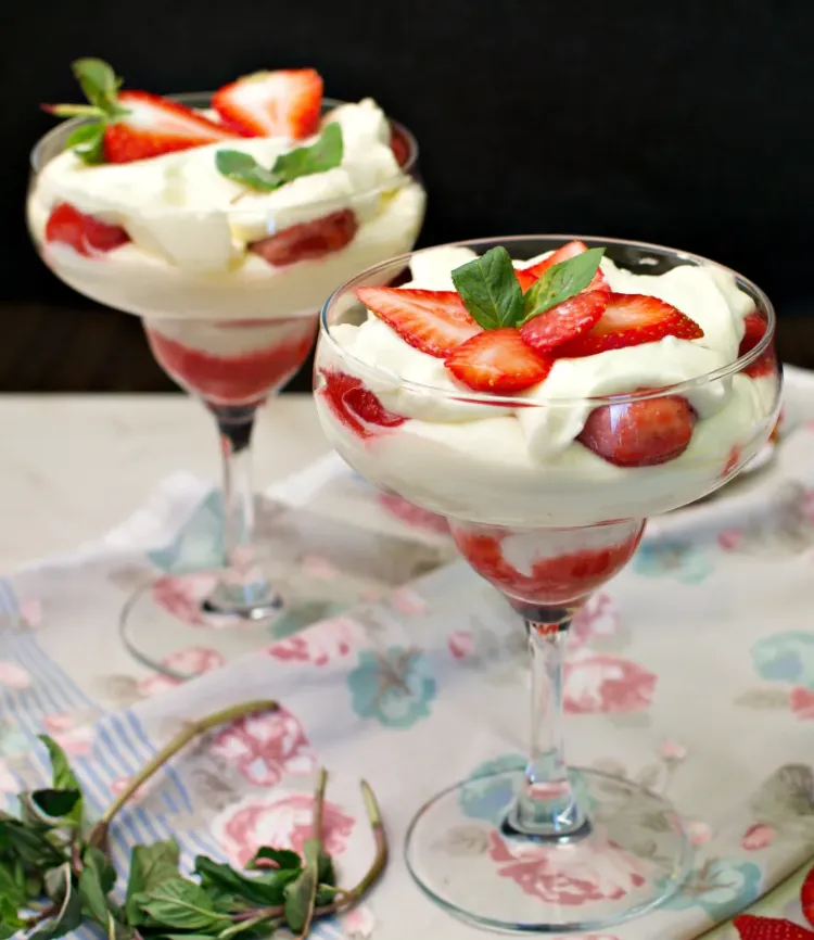 Frühlings-Dessert mit frischen Beeren schnelles Erdbeer-Rhabarber-Tiramisu im Glas