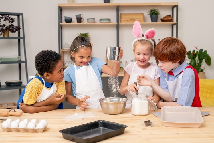 Frühstück zum Muttertag zusammen mit den Kindern Überraschung zubereiten