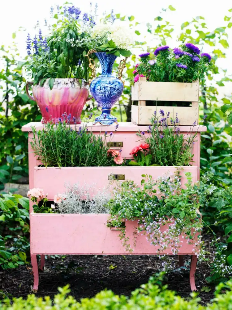 Gartendeko für Vintage selber machen - Alte Kommode bepflanzen mit Kräutern und Blumen