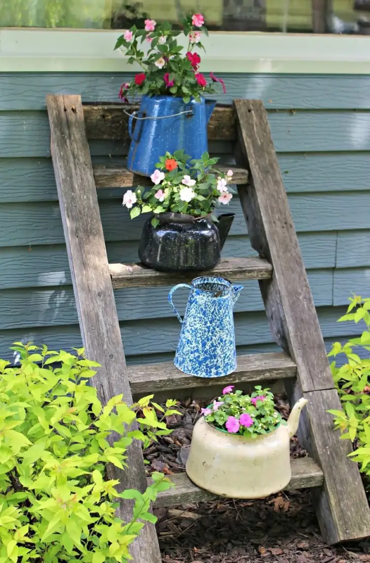 Gartendeko für Vintage selber machen - Kurze Leiter als Regal für Blumen
