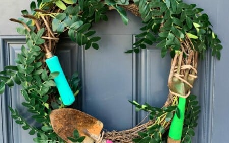 Gartendeko für Vintage selber machen - Tür dekorieren mit einem Kranz