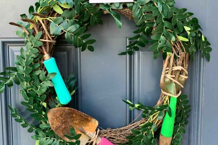 Gartendeko für Vintage selber machen - Tür dekorieren mit einem Kranz