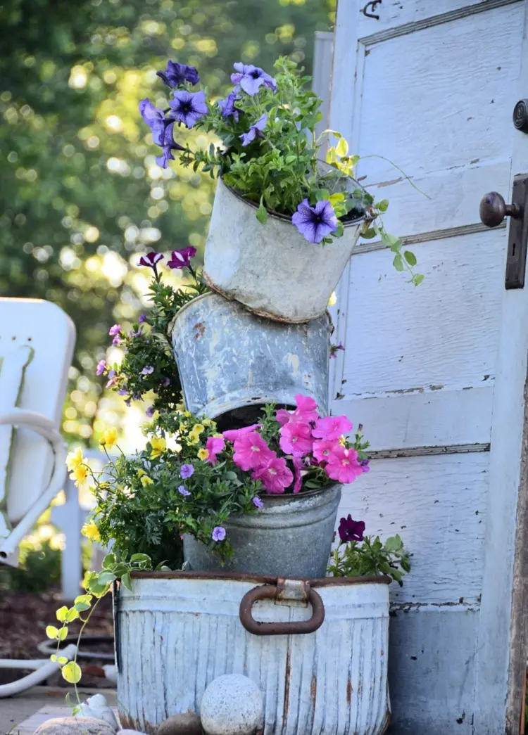 Gartendeko für Vintage selber machen - Turm aus Metalleimern für Blumen
