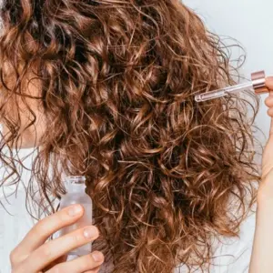 Hyaluron-Haar-Seren können als Styling-Behandlung hilfreich sein