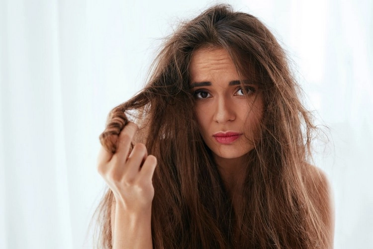 Hyaluron kann dazu beitragen, trockenes und geschädigtes Haar zu stärken