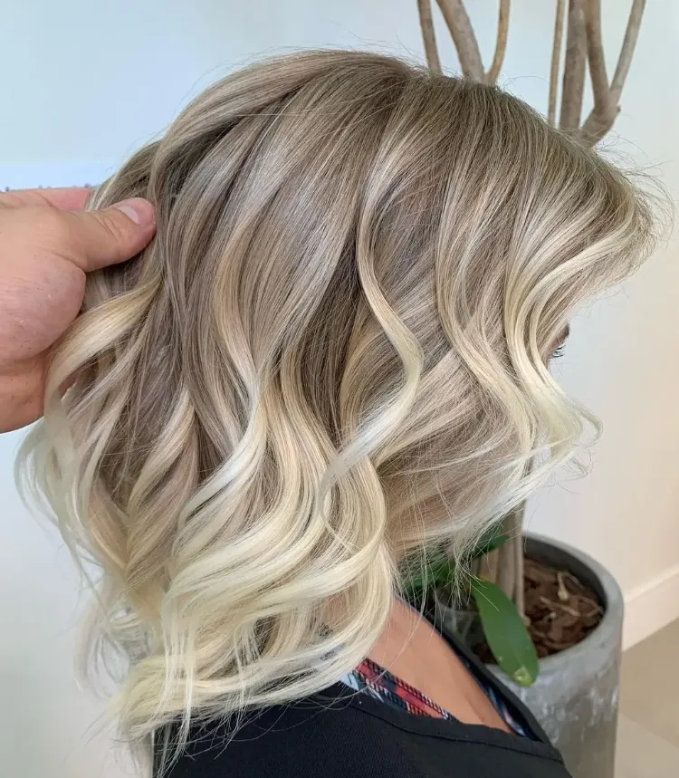 Icy Blond Haarfarbe Trend 2022 kurze Haare färben