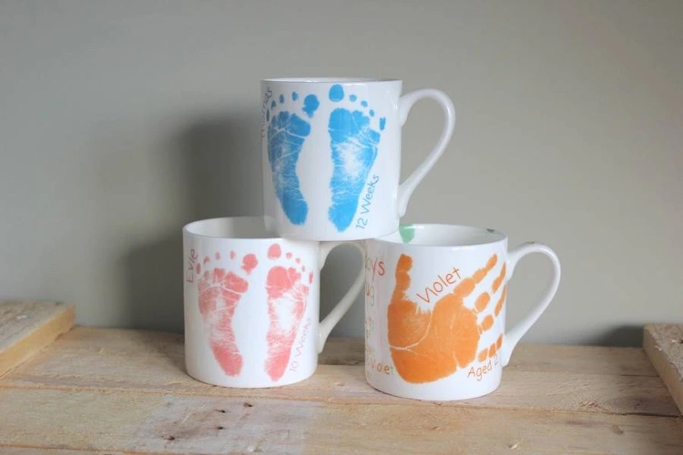 Ideen für Vatertagsgeschenk vom Kind Tassen mit Hand und Fußabdrücken bemalen