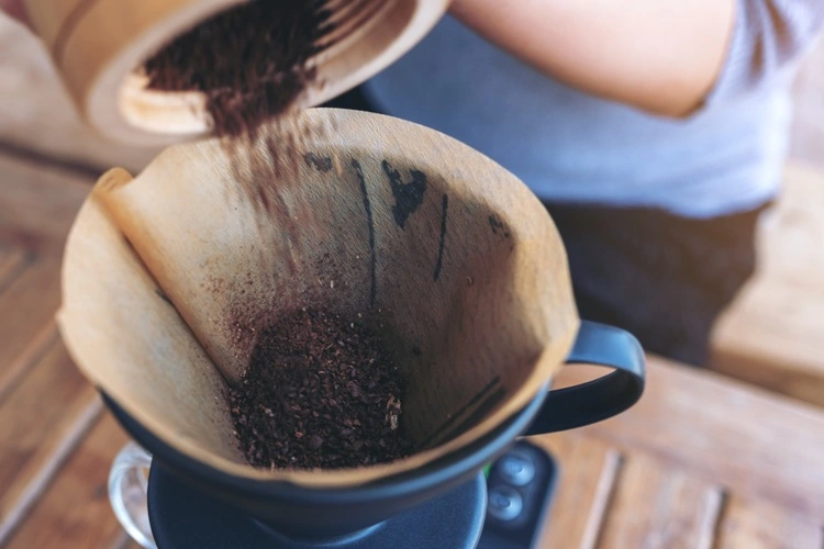 Kaffeesatz hat viele Anwendungen im Haus und Garten