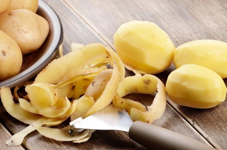 Kartoffelreste mit Backsoda in Wasser aufgekocht sind ein gutes Spülmittel