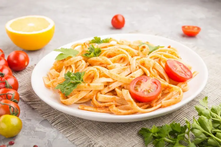 Kichererbsen-Pasta mit Olivenöl und Tomatenpesto Glutenfrei
