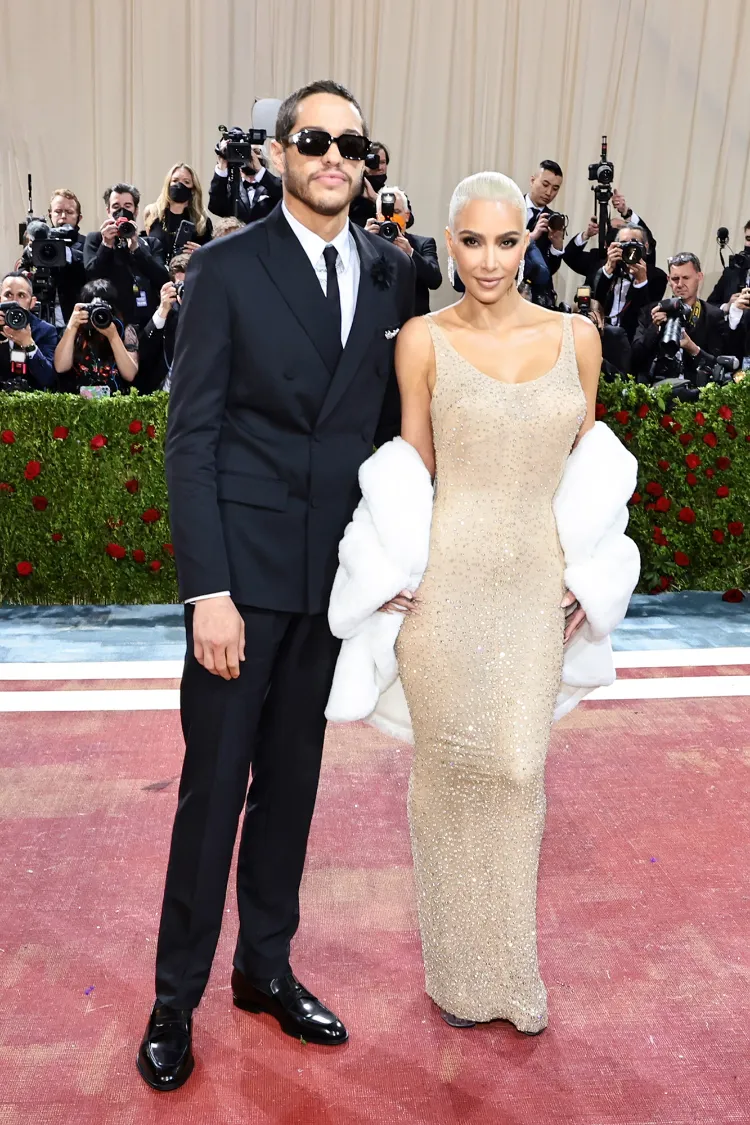 Kim Kardashian Met Gala 2022 Outfit Trendfarben Frühling