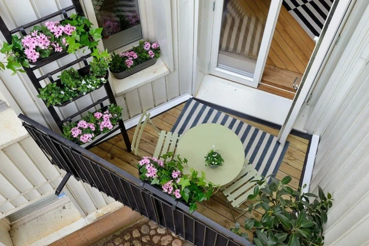 Kleine Balkons dekorieren mit Hilfe der Wände und Pflanzen oder Blumen