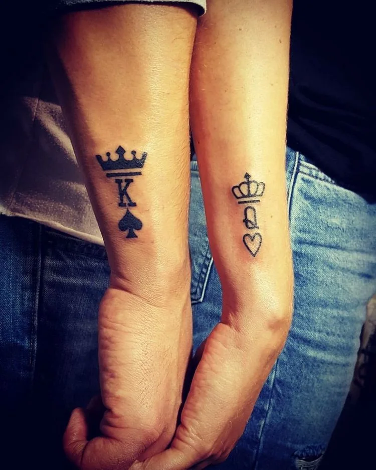 Kleine Pärchen-Tattoos - König und Königin