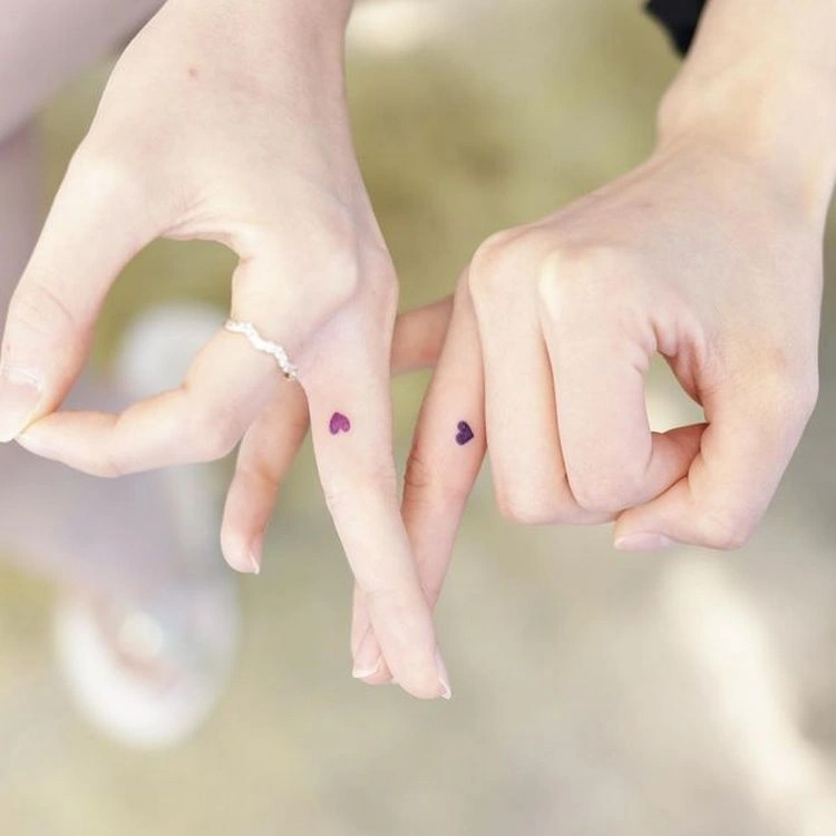 Kleine Ringfinger-Tattoos für Paare