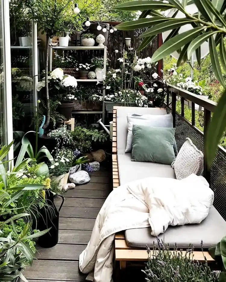 Kleiner Balkon Ideen mit Pflanzen gemütlich Sonnenliege Polster