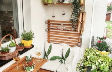 Kleiner Balkon gemütlich mit Sonnenschutz und Pflanzen
