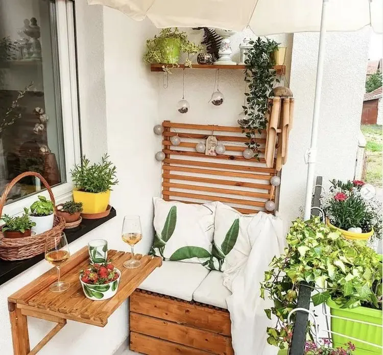 Kleiner Balkon gemütlich mit Sonnenschutz und Pflanzen