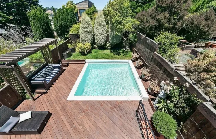 Kleiner Pool mit Terrasse und Lounge für größere Reihenhausgärten